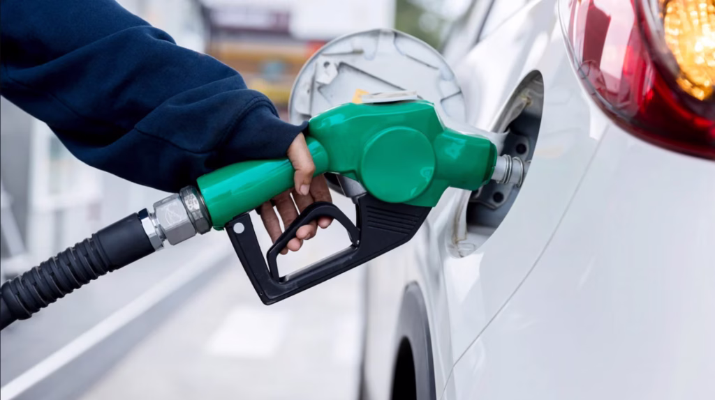 Despacho de gasolina en una estación de servicio
