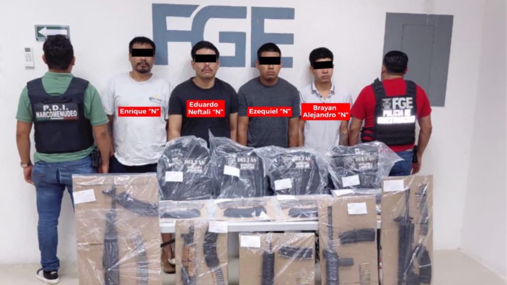 Personas detenidas durante un operativo contra el narcomenudeo en Quintana Roo.