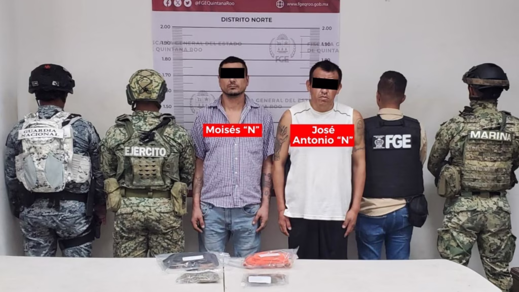 Personas detenidas durante un operativo contra el narcomenudeo en Quintana Roo.