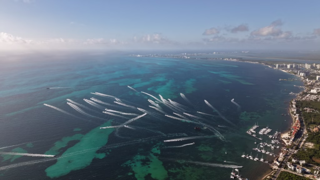 Embarcaciones participan en el torneo de pesca en Cancún sobre el Caribe Mexicano.