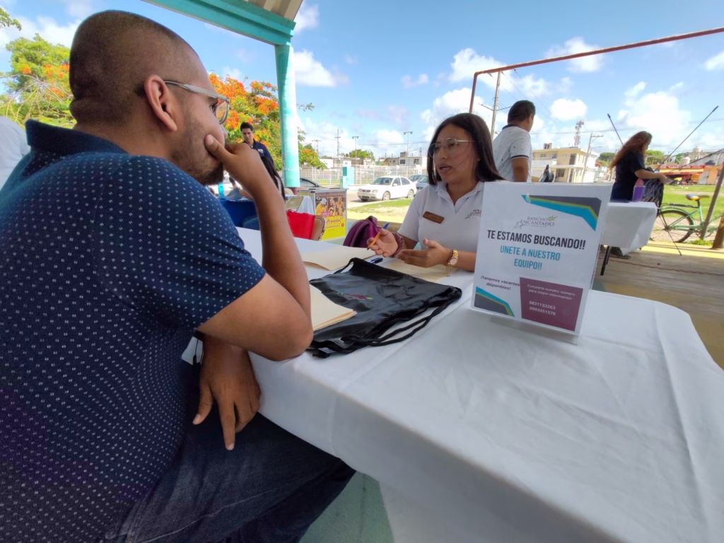 Persona realiza entrevista de trabajo durante una jornada de empleo en Quintana Roo.