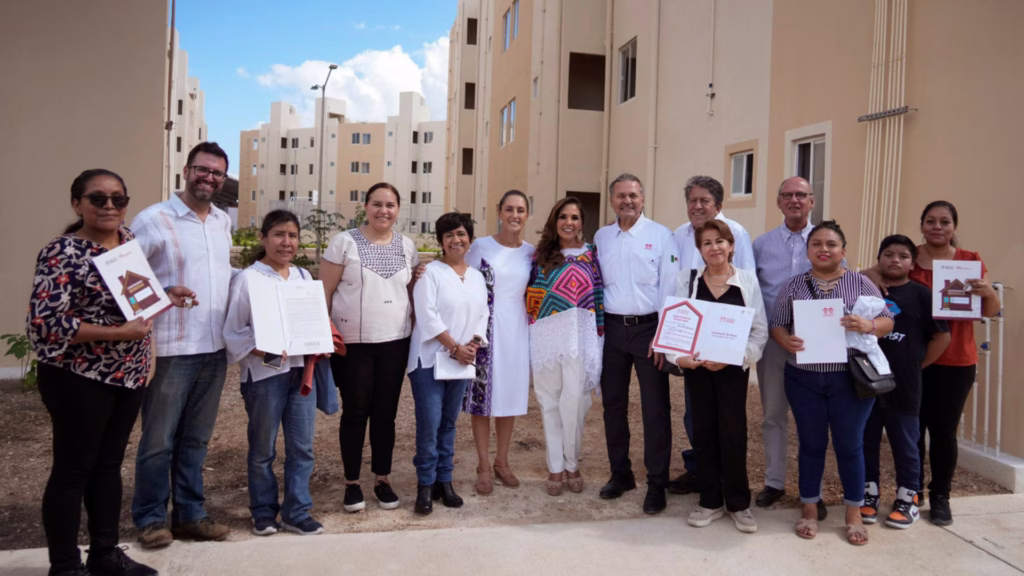 Autoridades y familias beneficiarias durante entrega de viviendas en Playa del Carmen