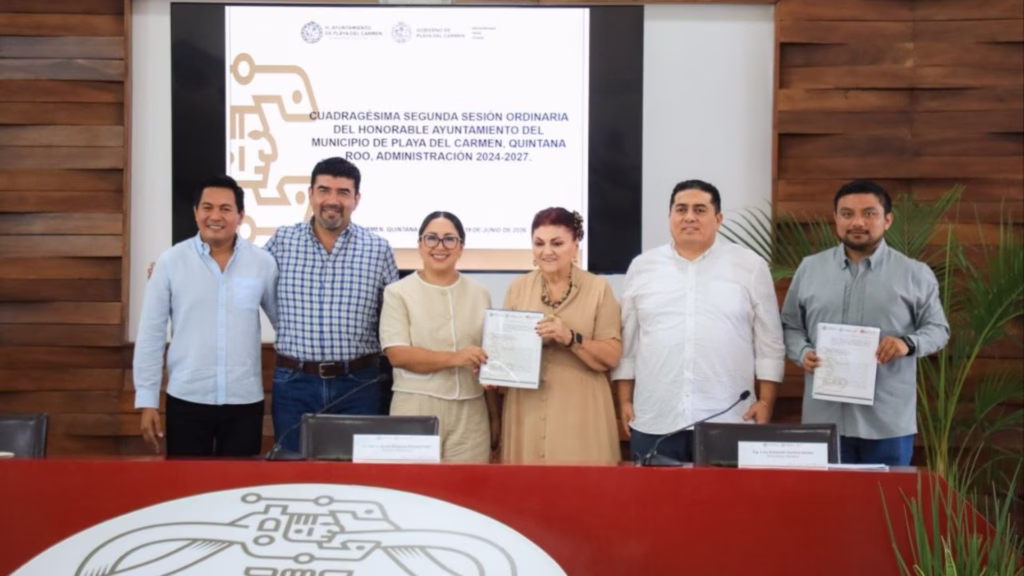 Alianzas matrimoniales sobre la bandera del orgullo como representación de los matrimonios igualitarios en Playa del Carmen.
