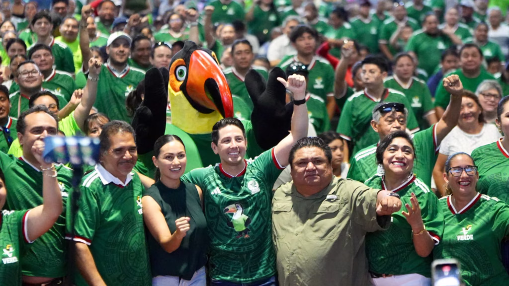 Militancia del Partido Verde Quintana Roo durante una reunión de organización territorial.