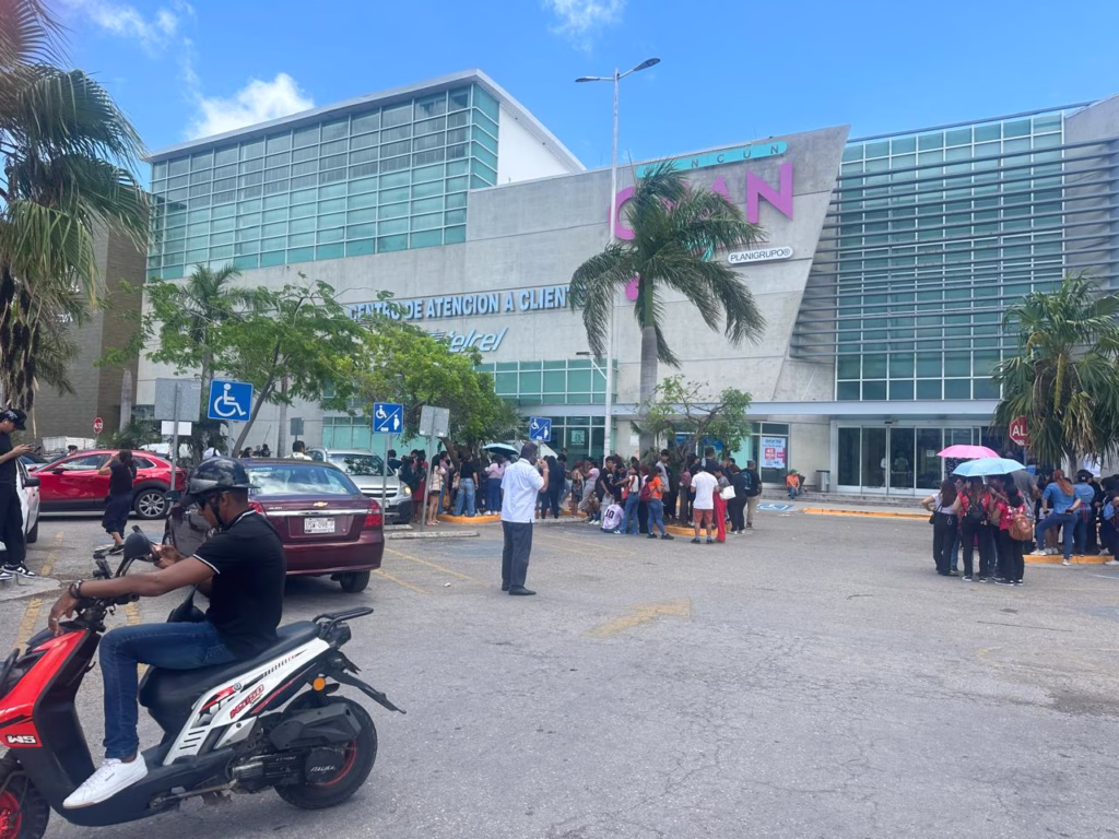 Personas evacuadas de La Gran Plaza Cancún tras el reporte de movimientos sísmicos en Quintana Roo.