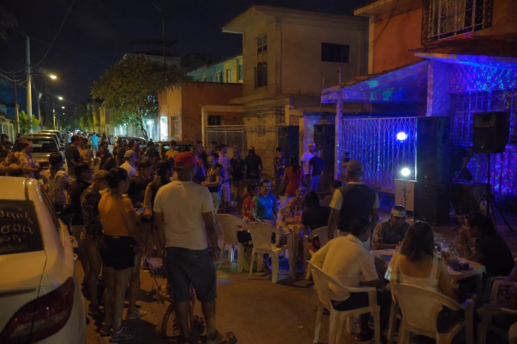 Fiesta vecinal relacionada con reportes por ruido excesivo en Quintana Roo