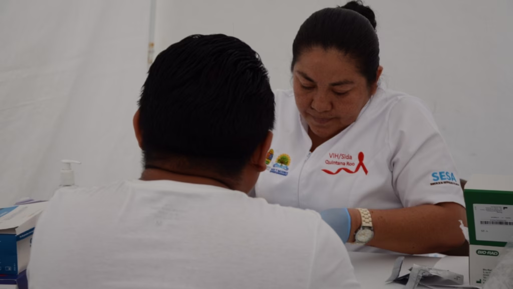 Campaña de prevención y orientación sobre VIH en Quintana Roo.