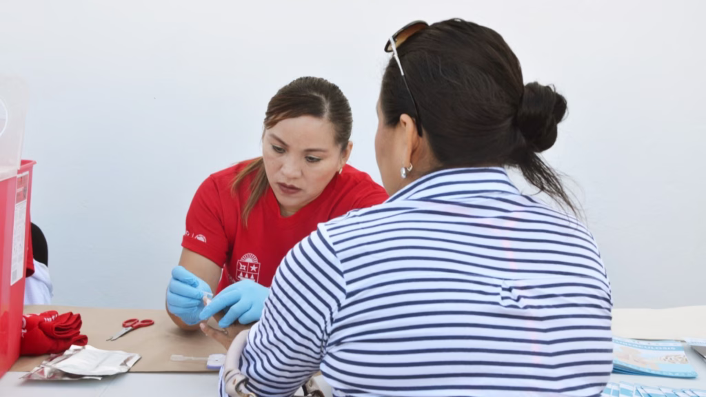 Personal de salud realiza una prueba de detección de VIH en Quintana Roo.