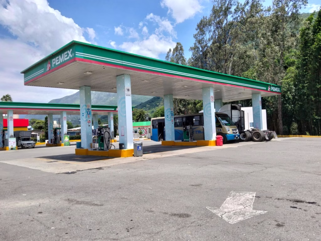 Gasolinera durante el monitoreo de precios de combustibles