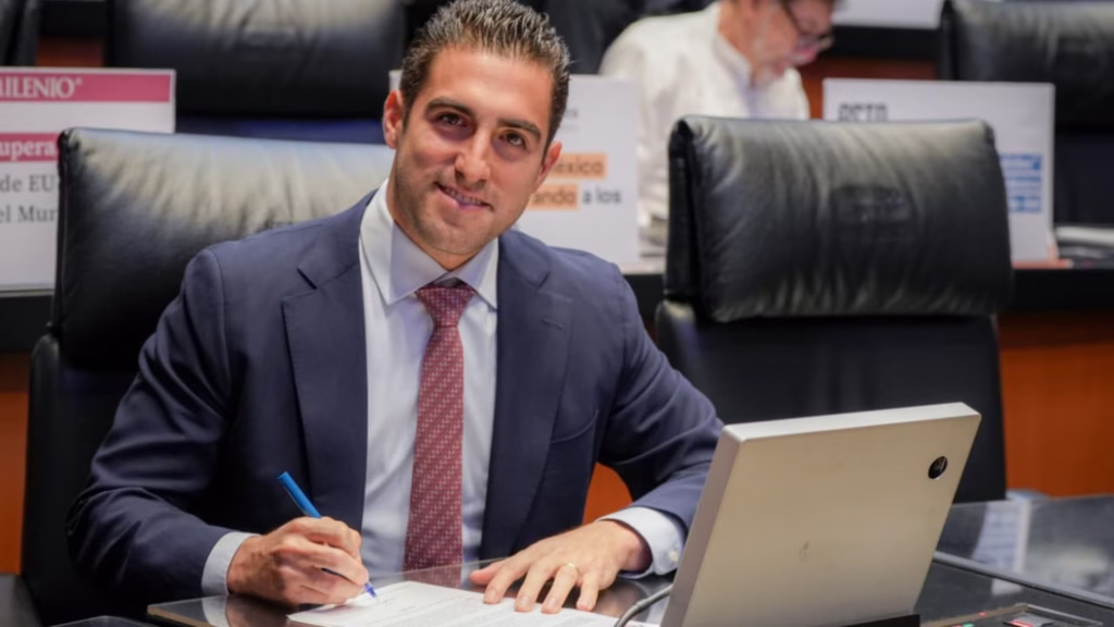 Gino Segura durante una intervención pública en la que destacó la continuidad de la Cuarta Transformación y los programas sociales.