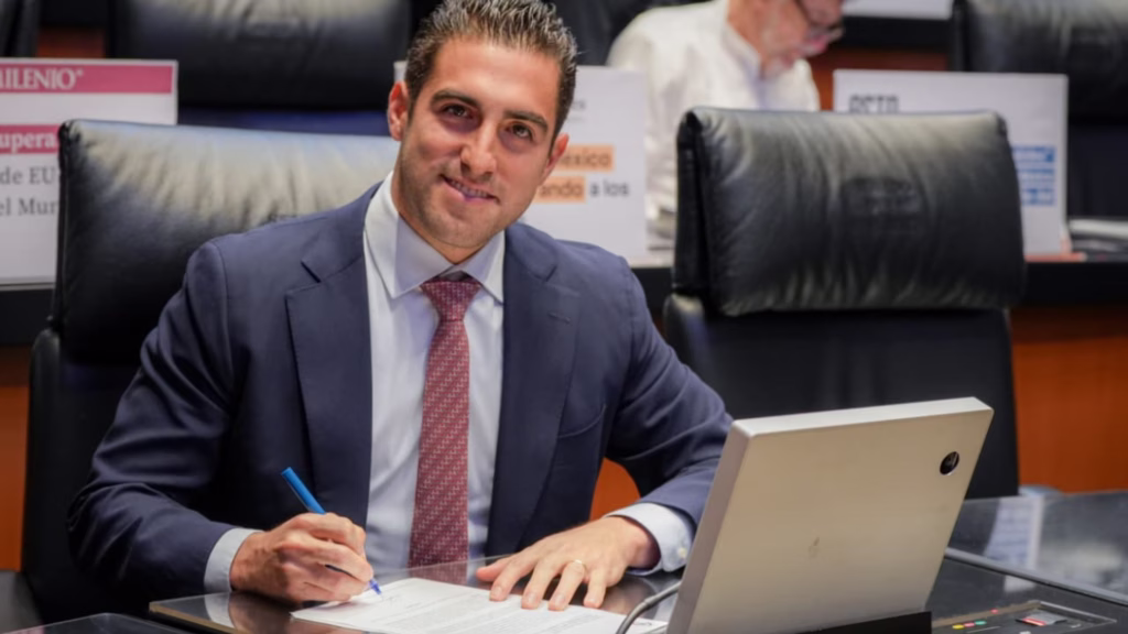 Gino Segura firma la solicitud de licencia al Senado para integrarse al trabajo territorial de Morena en Quintana Roo.
