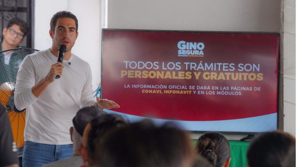 Gino Segura durante una reunión informativa en Quintana Roo