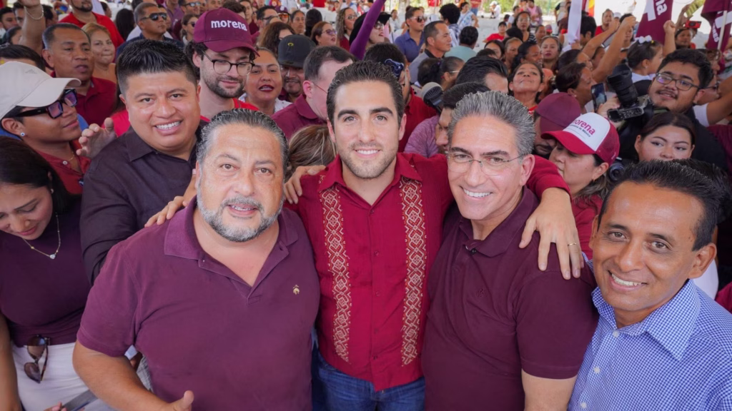 Gino Segura convive con asistentes durante un evento deportivo en Quintana Roo.