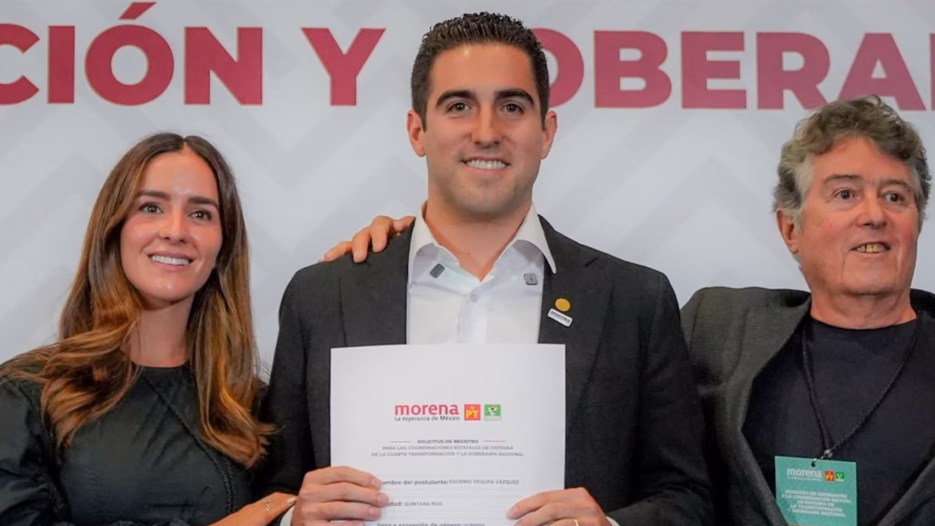 Eugenio "Gino" Segura presenta su registro como aspirante a la Coordinación Estatal de Morena en Quintana Roo.