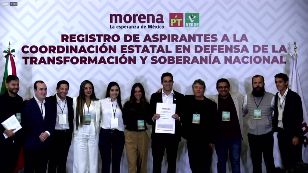 Eugenio Gino Segura Vázquez muestra su acuse de registro como aspirante de Morena en Quintana Roo.