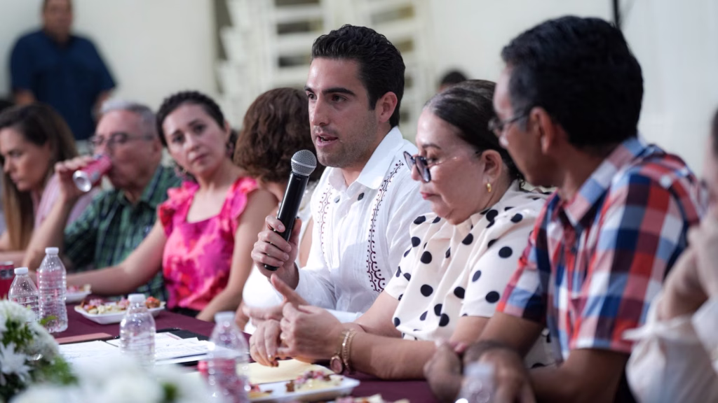 Gino Segura durante una reunión con ciudadanos en Quintana Roo.