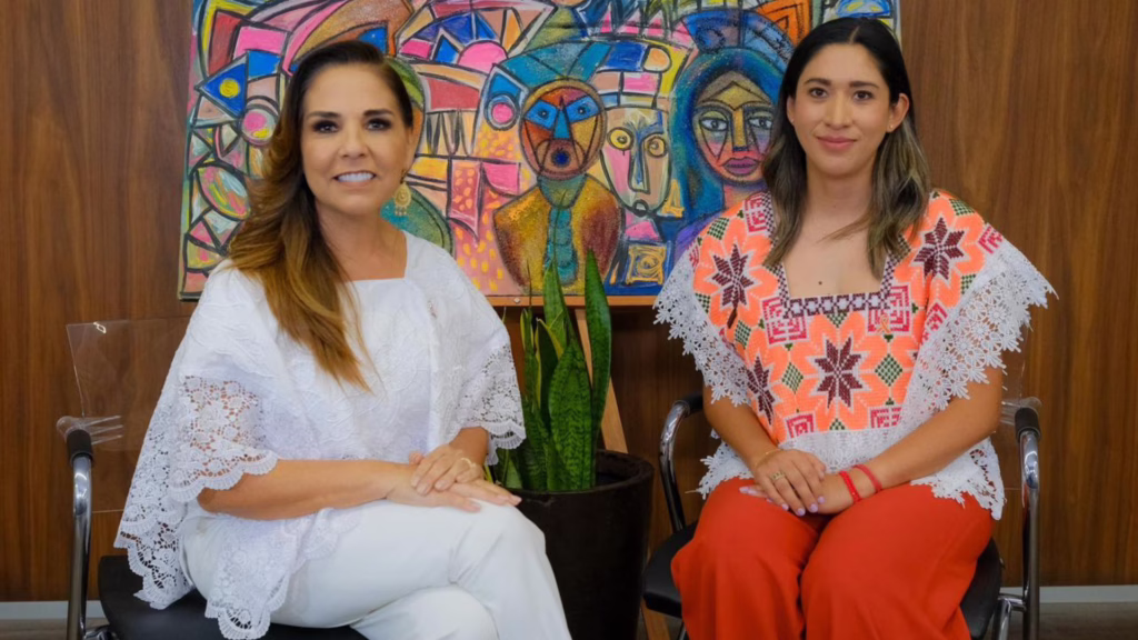 La gobernadora Mara Lezama y la titular de la Secretaría de las Mujeres durante una reunión institucional.