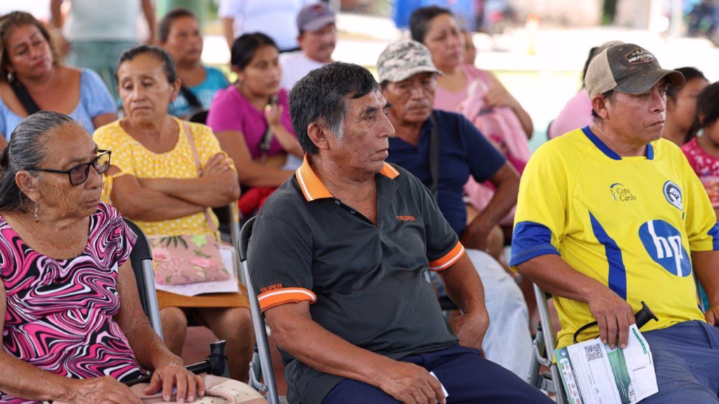 Habitantes de Leona Vicario participan en la entrega de apoyos del programa municipal.