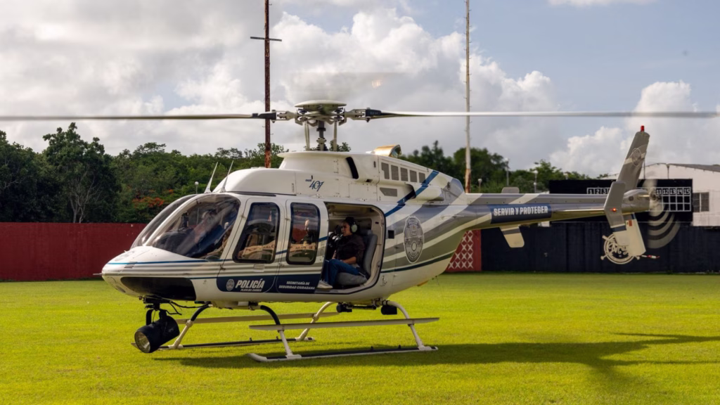 Helicóptero participa en el apoyo aéreo del operativo de búsqueda de personas en Quintana Roo.