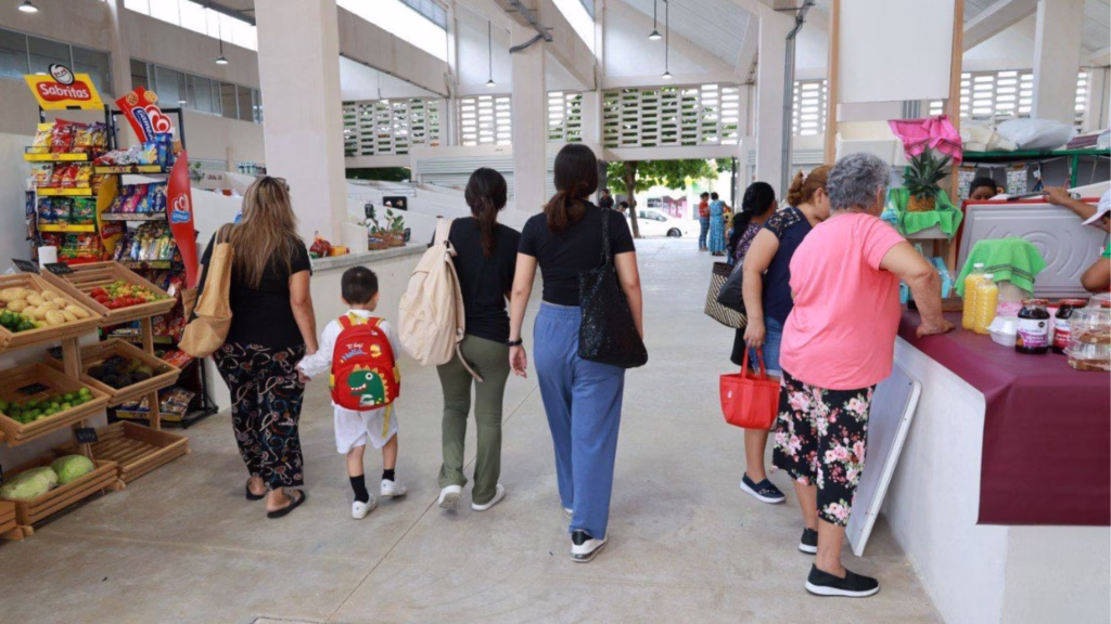 Familias realizan compras en mercado ante el costo de vida en Quintana Roo