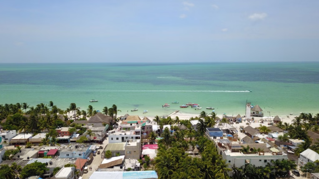 Vista aérea del centro de Holbox, uno de los destinos turísticos bajo mayor vigilancia ambiental en Quintana Roo.