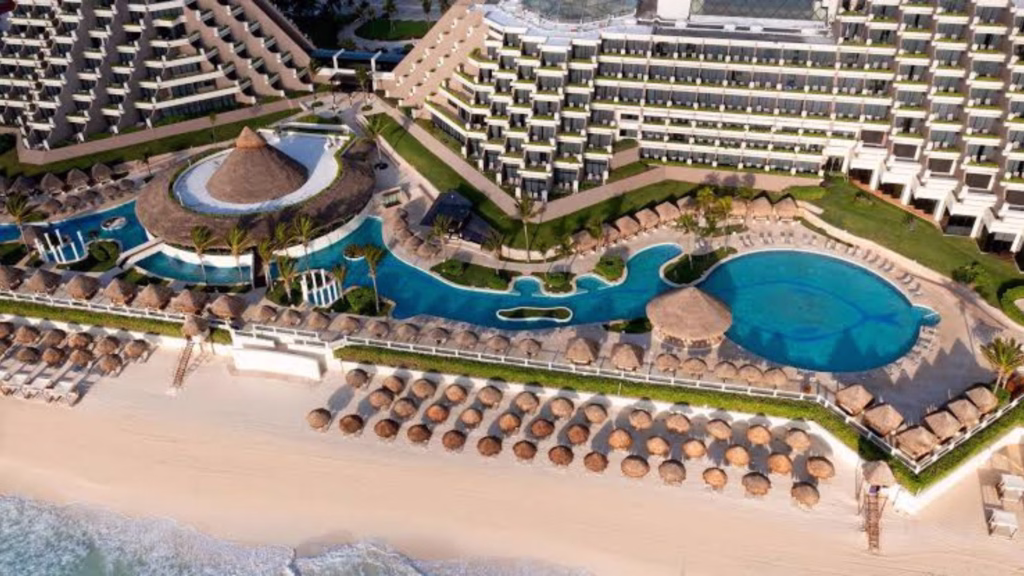 Complejo hotelero Meliá en Cancún con vista aérea de la playa.