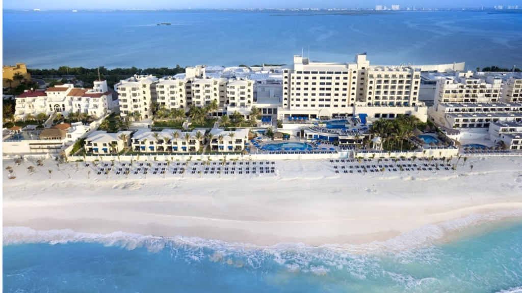 Hotel Meliá en la Zona Hotelera de Cancún frente al mar Caribe.