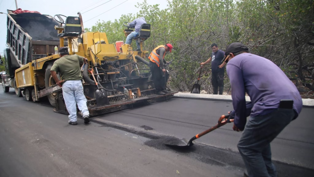 Trabajadores realizan labores de pavimentación como parte de las obras de servicios públicos en Isla Mujeres.