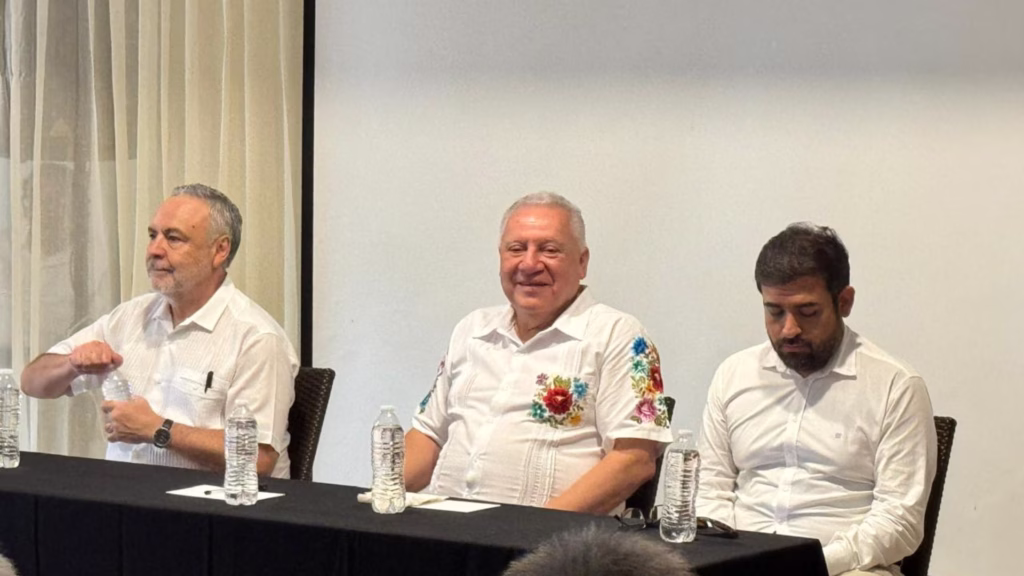 Rafael Marín Mollinedo en mesa de reunión política en Quintana Roo