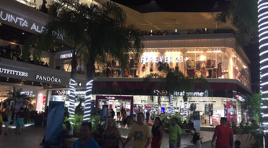 Restaurante y zona turística de Playa del Carmen afectada indirectamente por los costos asociados al sargazo en la Riviera Maya.