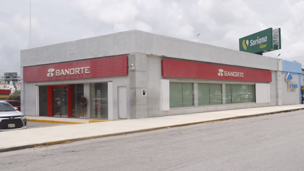 Sucursal bancaria que ofrece productos financieros cuyo costo puede verse influido por la inflación en México y las tasas de interés.