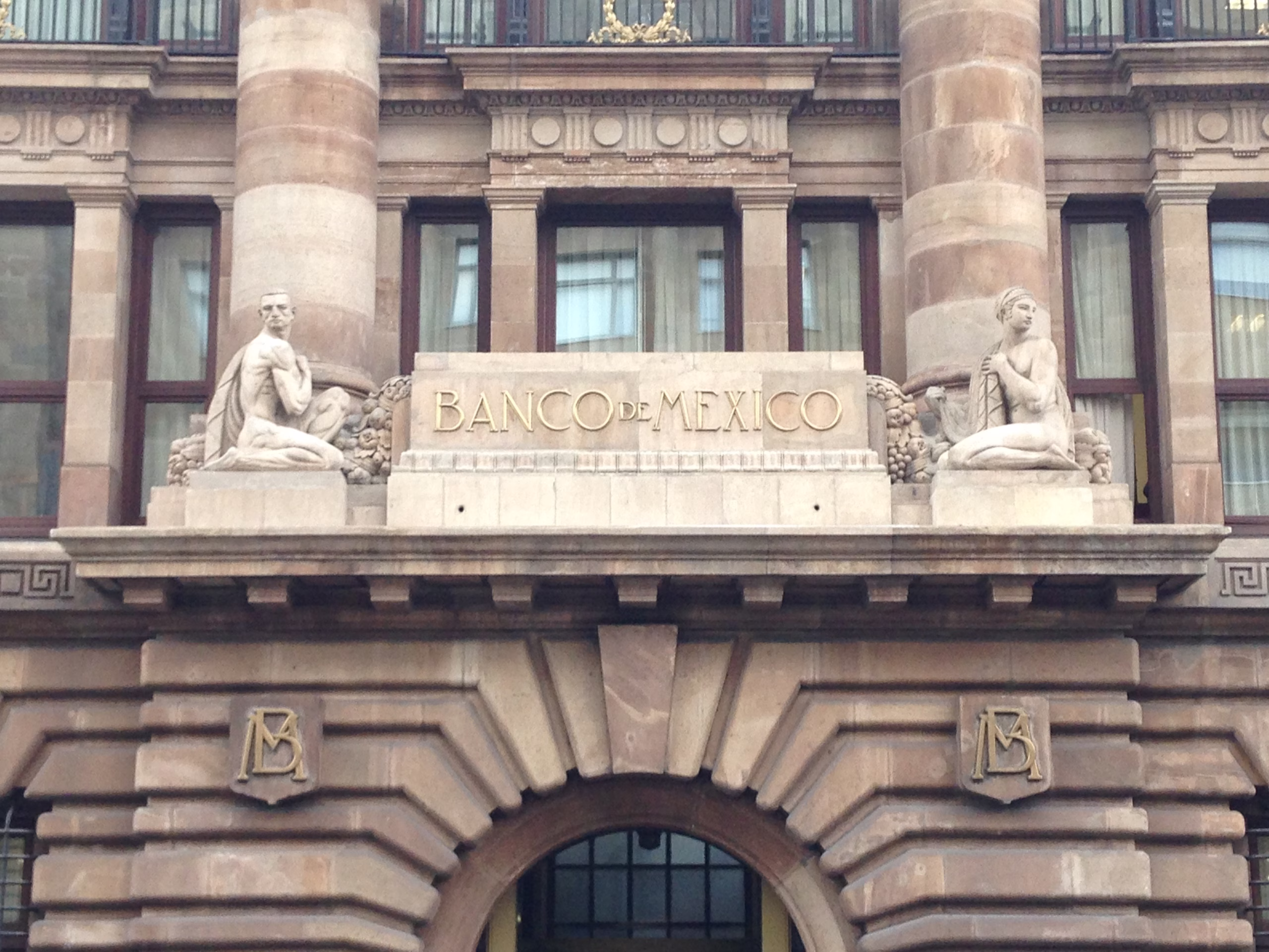 Edificio del Banco de México, institución que define la política monetaria y la tasa de interés que influye en el costo del dinero y los créditos en México.