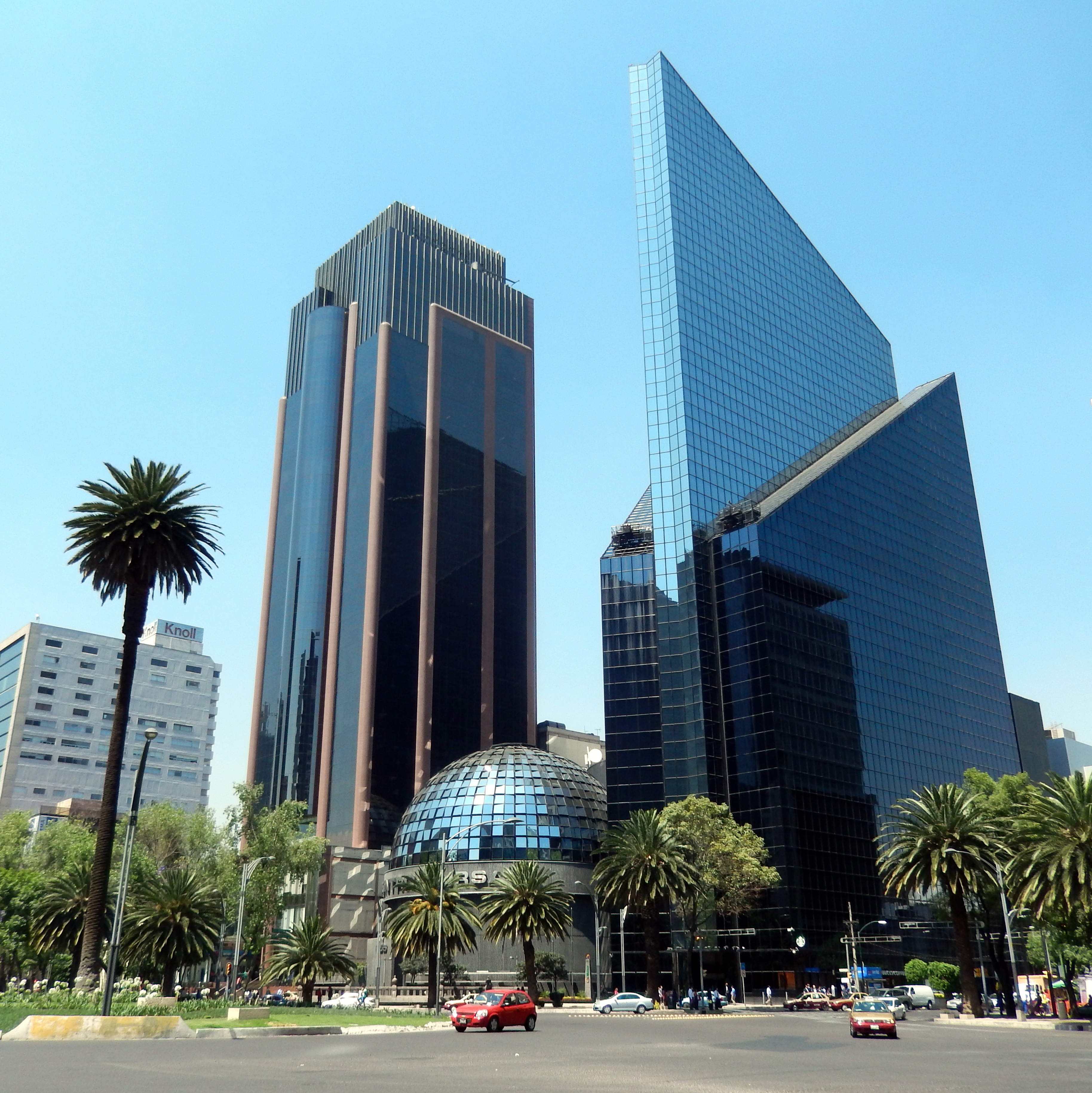 Edificio del centro bursátil que representa la actividad financiera y el impacto de la inflación en México sobre el costo del dinero y los mercados.
