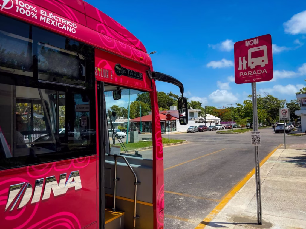 Infraestructura de un paradero Mobi sobre una vialidad de Cancún.