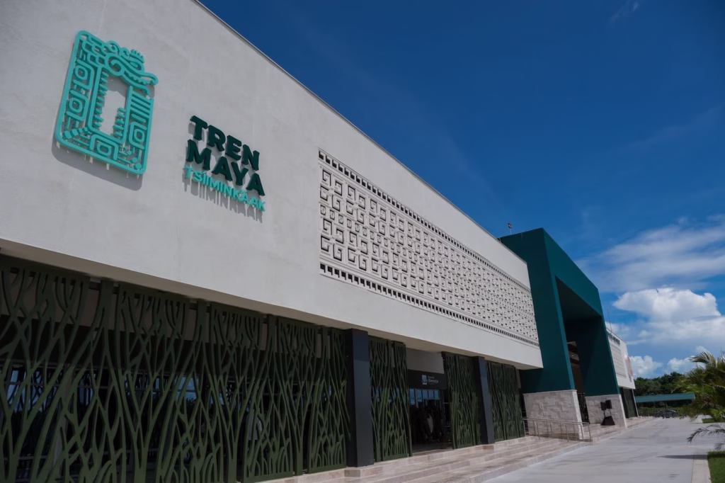 Fachada de una estación del Tren Maya en Quintana Roo como parte de la nueva infraestructura turística y de movilidad regional del Caribe Mexicano.