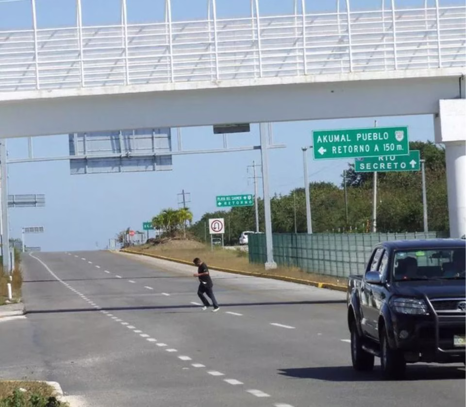 Vialidad urbana que forma parte de la infraestructura utilizada diariamente por peatones y automovilistas