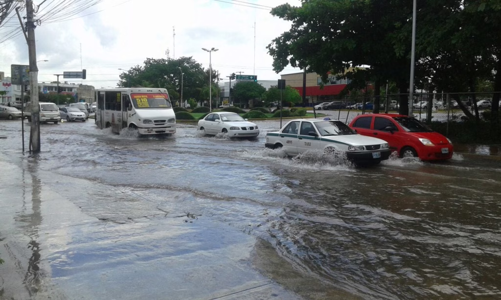 Calles inundadas durante una lluvia intensa en Cancún, Quintana Roo