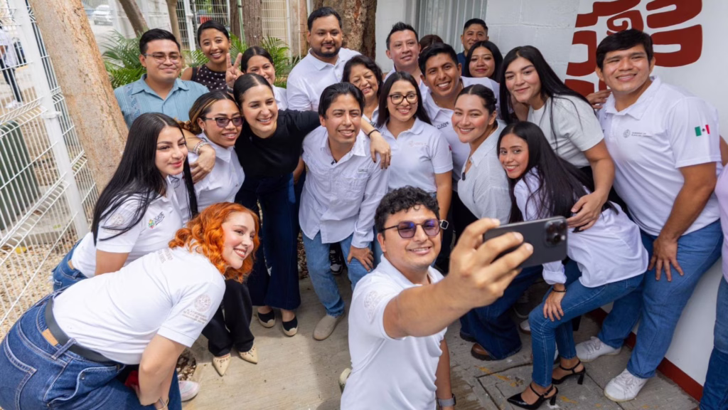 Jóvenes participan en la apertura de la Oficina de Enlace de Juventud en Puerto Aventuras