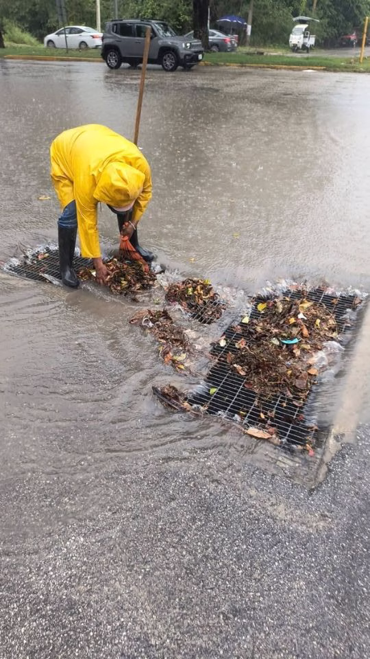 Limpieza de rejillas pluviales para prevenir inundaciones en Chetumal