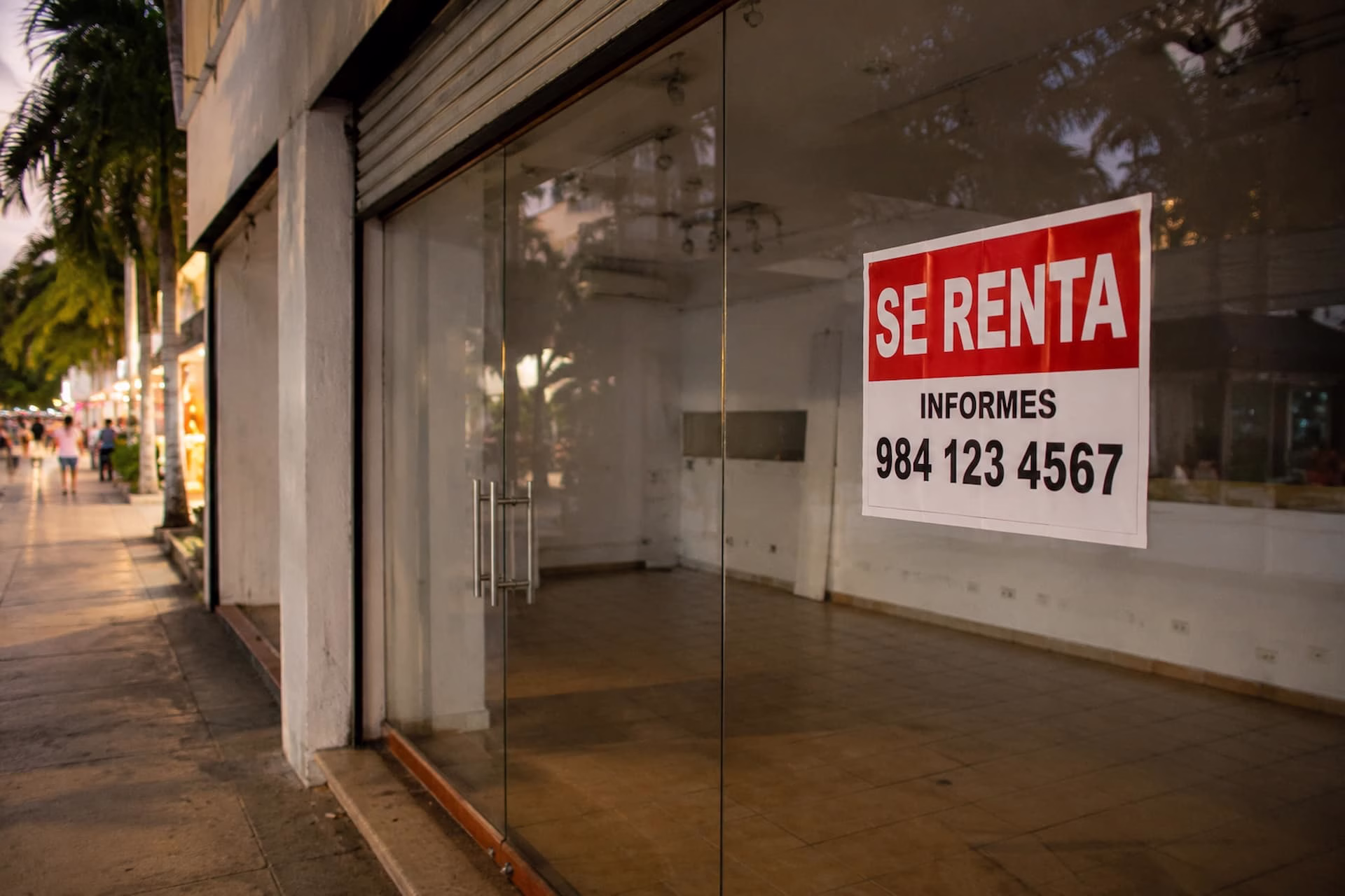 Local comercial vacío con anuncio de "Se renta" en Playa del Carmen.
