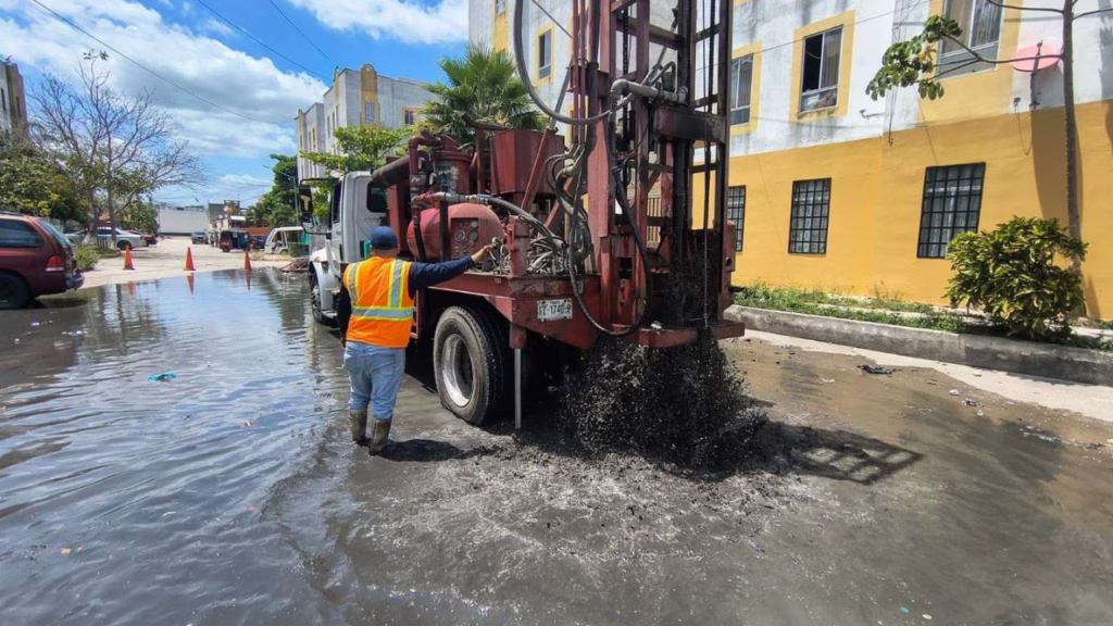 Trabajos de mantenimiento en pozos pluviales de Cancún