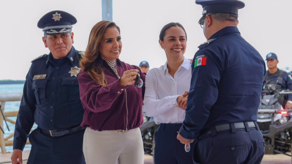 Mara Lezama y Ana Patricia Peralta durante la entrega de patrullas que forman parte del esquema de arrendamiento del parque vehicular de Seguridad Pública de Cancún.