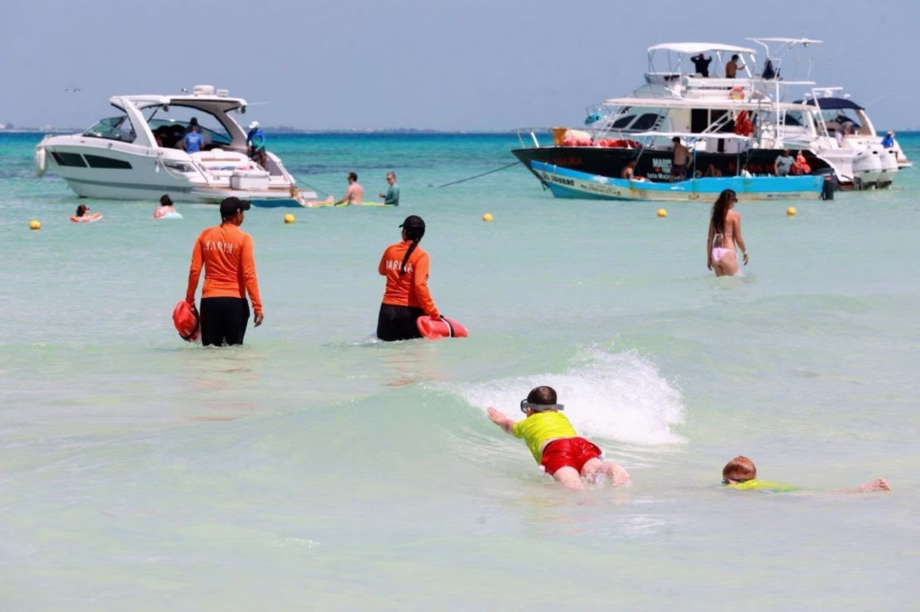 Marina participa en operativos de seguridad en playas de Quintana Roo con bandera roja