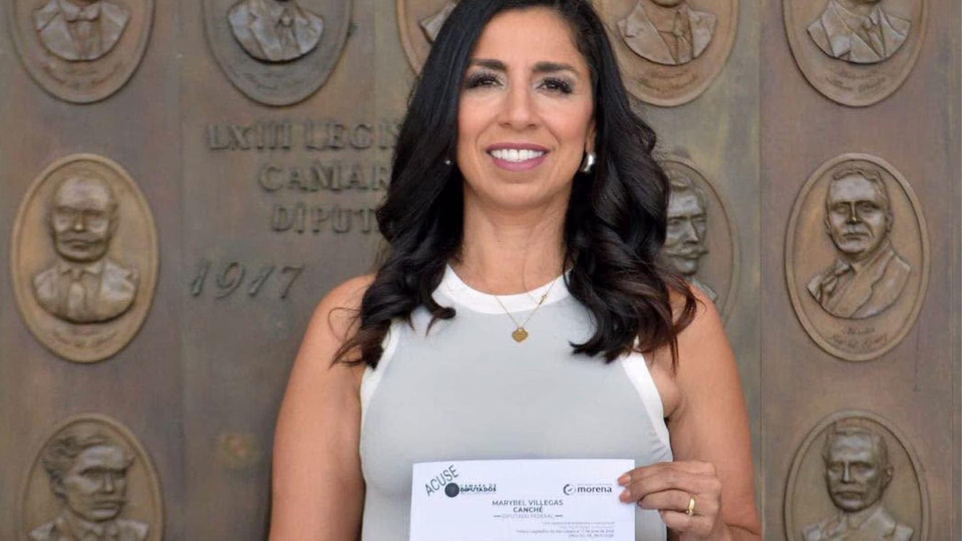 Marybel Villegas muestra el documento con el que solicitó licencia como diputada federal del Distrito 02 de Quintana Roo.