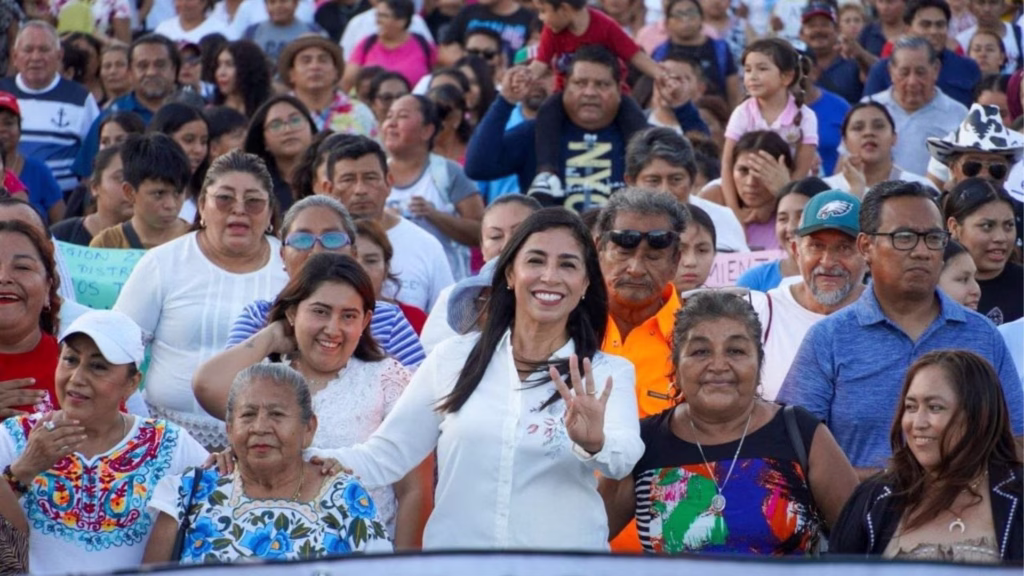 Marybel Villegas durante un recorrido territorial con mujeres de Quintana Roo rumbo al proceso interno de Morena 2027.