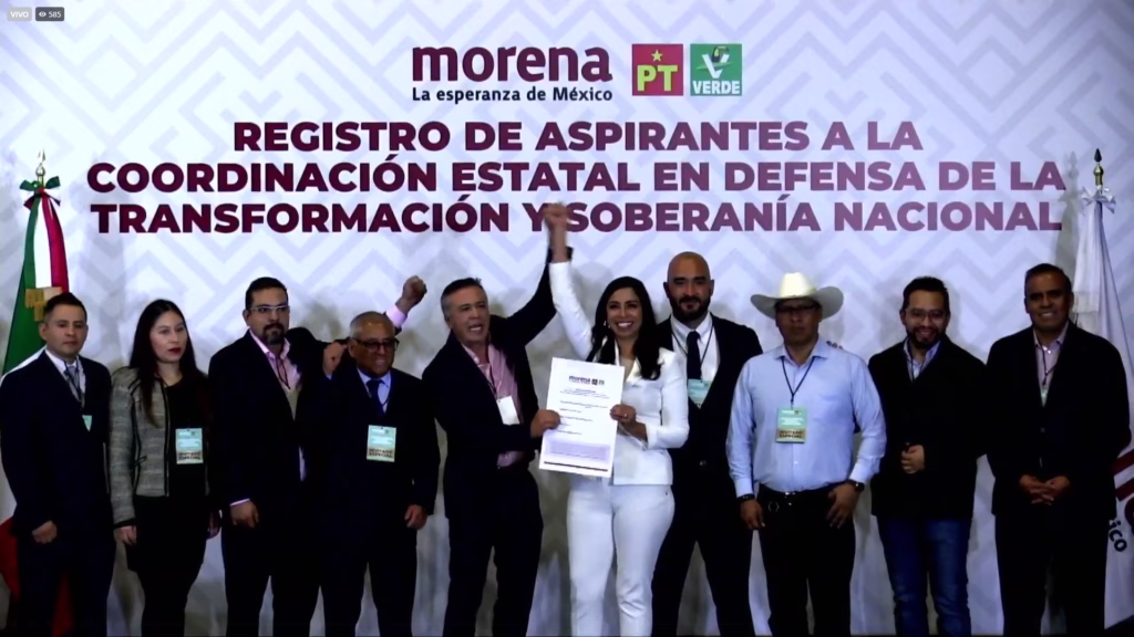 Marybel Villegas Canché sostiene su acuse de registro durante el proceso interno de Morena para Quintana Roo.