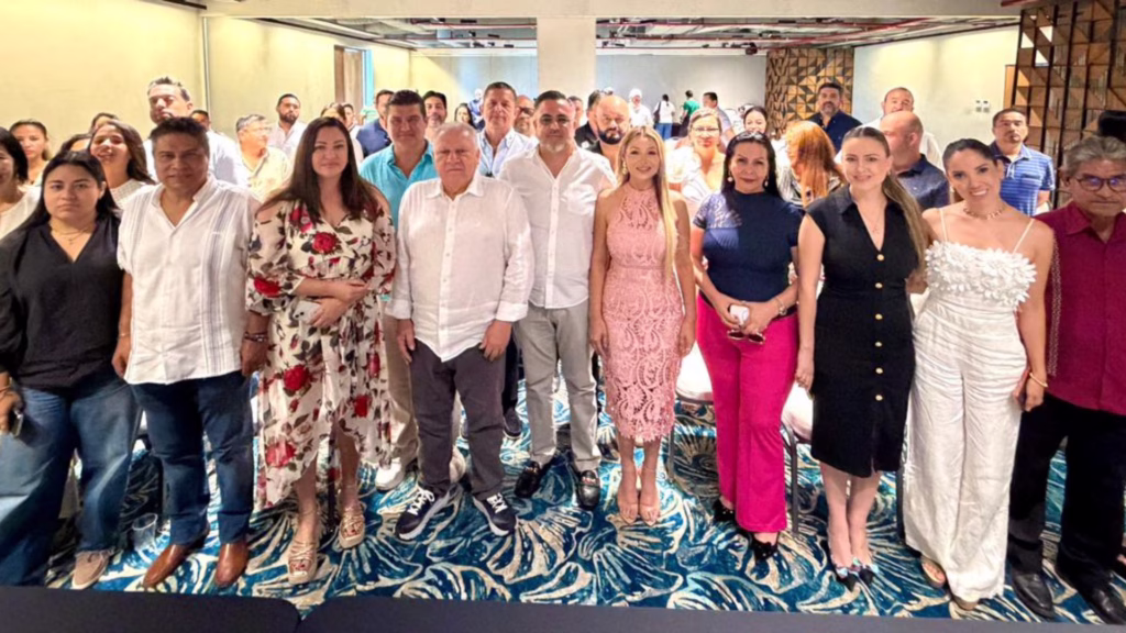 Rafa Marín durante una reunión con representantes de distintos sectores productivos de Playa del Carmen para dialogar sobre el desarrollo económico de Quintana Roo.
