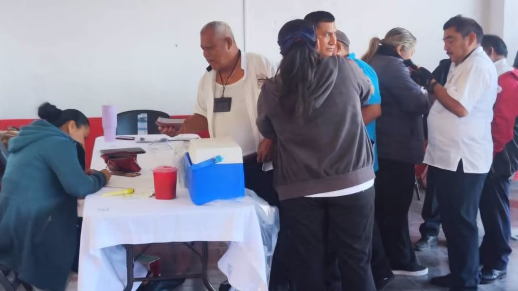 Ciudadanos acuden a un módulo de vacunación durante la campaña estatal en Quintana Roo