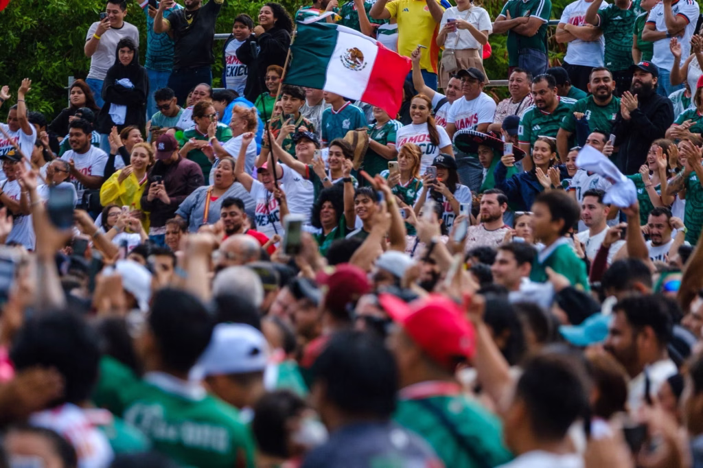 Aficionados siguen el Mundial 2026 en México durante una transmisión pública del Futfest del Caribe Mexicano.