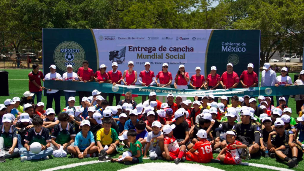Niñas, niños y autoridades durante la entrega de una cancha del Mundial Social 2026 en Quintana Roo, programa impulsado por el Gobierno de México para fortalecer el deporte comunitario.
